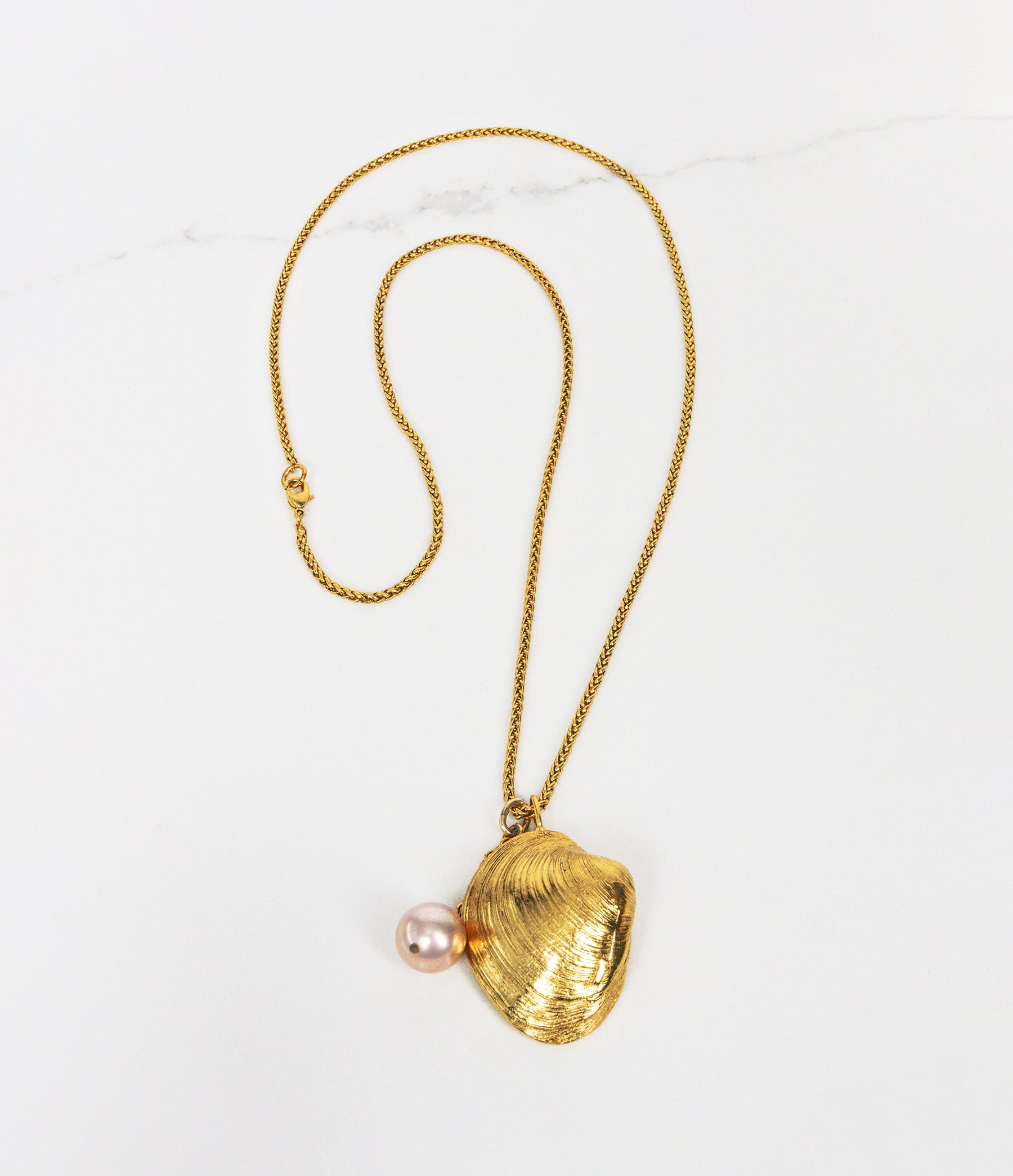 Clam Necklace with Pearl in Gold